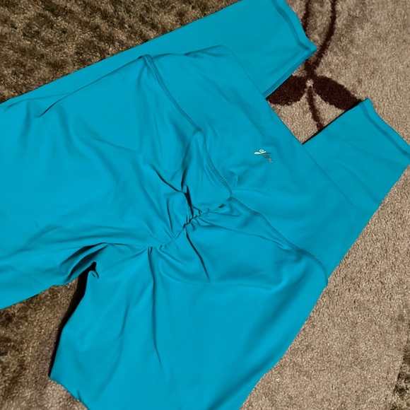 Glow Aqua ultimate scrunch butt leggings nwot - Picture 2 of 4